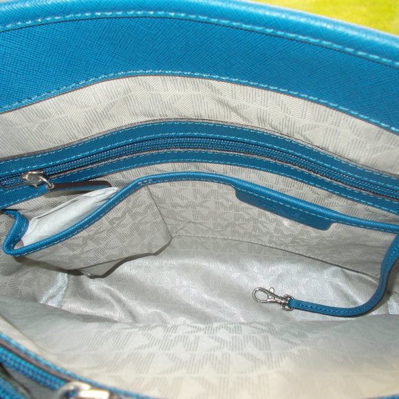 Michael Kors New Blue Saffiano Leather handbag - Picture 7 of 13